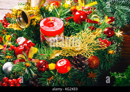 Couronne de Noël avec brûler bougies rouges sur fond de bois Banque D'Images