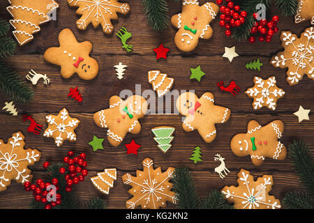 Noël arrière-plan avec des biscuits au gingembre et nouvel an décor sur fond de bois ancien. joyeux noël carte de souhaits Banque D'Images