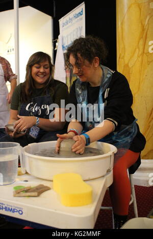 Les visiteurs ayant un rendez-vous à la poterie à Cardiff 2017 poterie fait à la main inspiré par l'épreuve de tv show. Banque D'Images