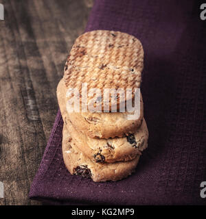 Biscuits fait maison avec des raisins sur table en bois Banque D'Images