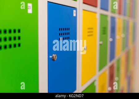 Des casiers de l'école en vert, bleu, jaune et rouge. Banque D'Images