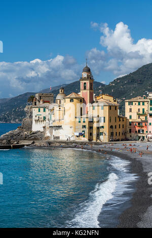 Basilique Santa Maria Assunta, Camogli, ligurie, italie. Banque D'Images