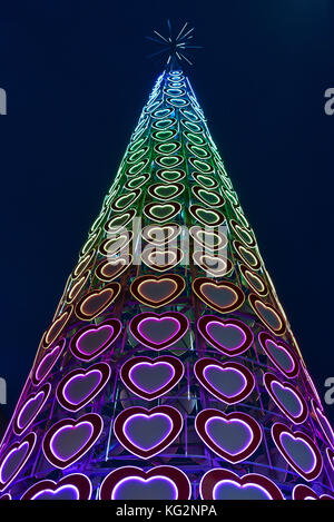 Arbre de Noël moderne avec des feux en forme de coeur. Banque D'Images