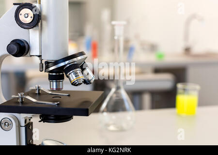 Laboratoire de chimie. microscope in focus. Banque D'Images