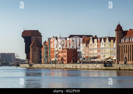 Vue de la grue et d'autres vieux bâtiments le long du long pont quai à la principale ville de Gdansk, en Pologne, lors d'une journée ensoleillée. Banque D'Images