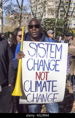 Sur le 5ème anniversaire de l'Ouragan Sandy, de l'environnement et des militants sociaux rassemblement à Brooklyn et mars sur le pont de Brooklyn à Manhattan pour envoyer le message au gouvernement qu'il nous faut faire face à la réalité des changements climatiques tant sur le plan environnemental et en termes de "Justice Climatique". Les personnes de couleur et les classes économiques inférieures sont effectués dans une façon plus dévastateurs à New York et dans le monde que le bien plus à faire. Banque D'Images