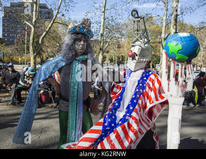 Sur le 5ème anniversaire de l'Ouragan Sandy, de l'environnement et des militants sociaux rassemblement à Brooklyn et mars sur le pont de Brooklyn à Manhattan pour envoyer le message au gouvernement qu'il nous faut faire face à la réalité des changements climatiques tant sur le plan environnemental et en termes de "Justice Climatique". Les personnes de couleur et les classes économiques inférieures sont effectués dans une façon plus dévastateurs à New York et dans le monde que le bien plus à faire. Banque D'Images