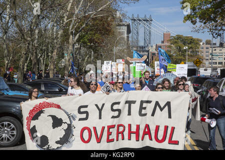 Sur le 5ème anniversaire de l'Ouragan Sandy, de l'environnement et des militants sociaux rassemblement à Brooklyn et mars sur le pont de Brooklyn à Manhattan pour envoyer le message au gouvernement qu'il nous faut faire face à la réalité des changements climatiques tant sur le plan environnemental et en termes de "Justice Climatique". Les personnes de couleur et les classes économiques inférieures sont effectués dans une façon plus dévastateurs à New York et dans le monde que le bien plus à faire. Banque D'Images