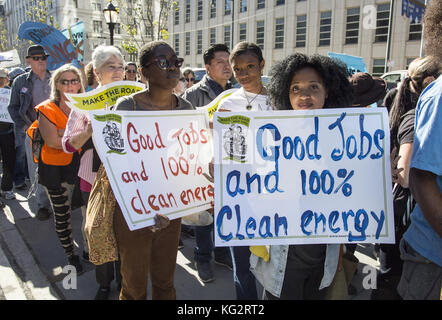 Sur le 5ème anniversaire de l'Ouragan Sandy, de l'environnement et des militants sociaux rassemblement à Brooklyn et mars sur le pont de Brooklyn à Manhattan pour envoyer le message au gouvernement qu'il nous faut faire face à la réalité des changements climatiques tant sur le plan environnemental et en termes de "Justice Climatique". Les personnes de couleur et les classes économiques inférieures sont effectués dans une façon plus dévastateurs à New York et dans le monde que le bien plus à faire. Banque D'Images