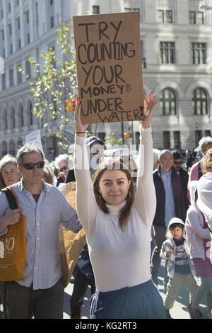 Sur le 5ème anniversaire de l'Ouragan Sandy, de l'environnement et des militants sociaux rassemblement à Brooklyn et mars sur le pont de Brooklyn à Manhattan pour envoyer le message au gouvernement qu'il nous faut faire face à la réalité des changements climatiques tant sur le plan environnemental et en termes de "Justice Climatique". Les personnes de couleur et les classes économiques inférieures sont effectués dans une façon plus dévastateurs à New York et dans le monde que le bien plus à faire. Banque D'Images