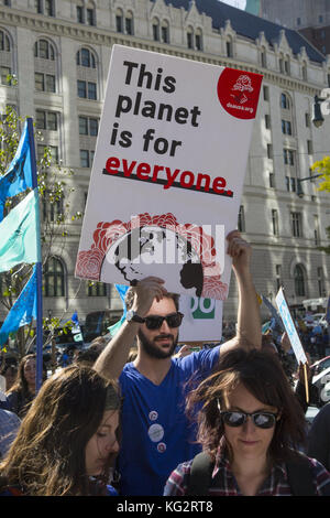 Sur le 5ème anniversaire de l'Ouragan Sandy, de l'environnement et des militants sociaux rassemblement à Brooklyn et mars sur le pont de Brooklyn à Manhattan pour envoyer le message au gouvernement qu'il nous faut faire face à la réalité des changements climatiques tant sur le plan environnemental et en termes de "Justice Climatique". Les personnes de couleur et les classes économiques inférieures sont effectués dans une façon plus dévastateurs à New York et dans le monde que le bien plus à faire. Banque D'Images