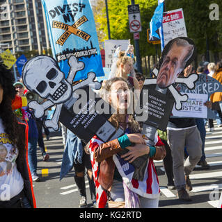 Sur le 5ème anniversaire de l'Ouragan Sandy, de l'environnement et des militants sociaux rassemblement à Brooklyn et mars sur le pont de Brooklyn à Manhattan pour envoyer le message au gouvernement qu'il nous faut faire face à la réalité des changements climatiques tant sur le plan environnemental et en termes de "Justice Climatique". Les personnes de couleur et les classes économiques inférieures sont effectués dans une façon plus dévastateurs à New York et dans le monde que le bien plus à faire. Banque D'Images