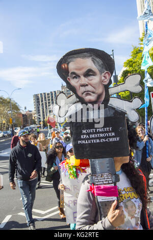 Sur le 5ème anniversaire de l'Ouragan Sandy, de l'environnement et des militants sociaux rassemblement à Brooklyn et mars sur le pont de Brooklyn à Manhattan pour envoyer le message au gouvernement qu'il nous faut faire face à la réalité des changements climatiques tant sur le plan environnemental et en termes de "Justice Climatique". Les personnes de couleur et les classes économiques inférieures sont effectués dans une façon plus dévastateurs à New York et dans le monde que le bien plus à faire. Banque D'Images