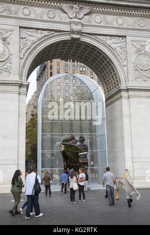 L'installation par ai Weiwei de « bonnes clôtures font de bons voisins », qui traite des questions d'immigration et de réfugiés dans le monde entier, est une émission en plusieurs pièces installée dans toute la ville de New York. (Installation à l'arc de Washington Square Park, New York. Banque D'Images