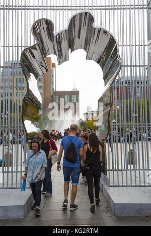 L'installation par ai Weiwei de « bonnes clôtures font de bons voisins », qui traite des questions d'immigration et de réfugiés dans le monde entier, est une émission en plusieurs pièces installée dans toute la ville de New York. (Installation à l'arc de Washington Square Park, New York. Banque D'Images