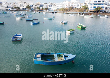 Bateaux colorés amarrés dans le port de teh centre d'Arrecife, Lanzarote. Banque D'Images