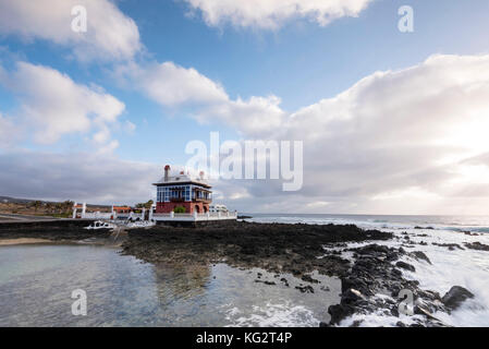 Casa Juanita, le rouge et bleu peu excentrique house est à côté du port et mer piscine dans Arrieta.un petit village de Lanzarote. Banque D'Images