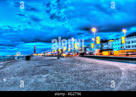 Ville de Blackpool, Angleterre. soirée artistique sur la promenade entre la Blackpool central pier et South Pier. La tour de Blackpool se trouve dans le lointain Banque D'Images