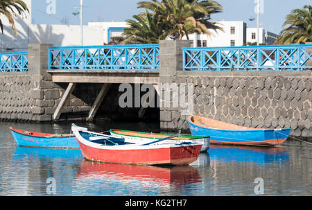 Bateaux amarrés dans le port d'Arrecife capitale de Lanzarote. Banque D'Images