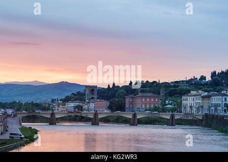 Bâtiments historiques le long de la rivière Arno et un pont d'occupation Banque D'Images