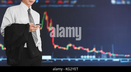 Businessman using mobile smart phone avec l'augmentation de graphique. développement et de croissance dans le marché boursier et l'investissement des entreprises Banque D'Images