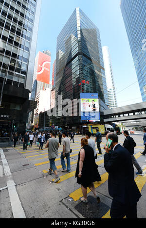 Pdestrians traversant Des Voeux Road à Central, Hong Kong. Banque D'Images