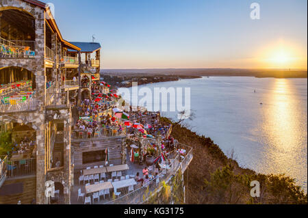 Coucher du soleil au-dessus du lac Travis du restaurant Oasis à Austin, Texas Banque D'Images