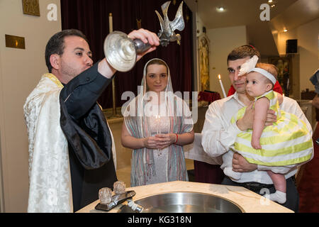 Christian baptisant une fille dans l'église arménienne Saint-Kevork à Houston, TX, USA Banque D'Images