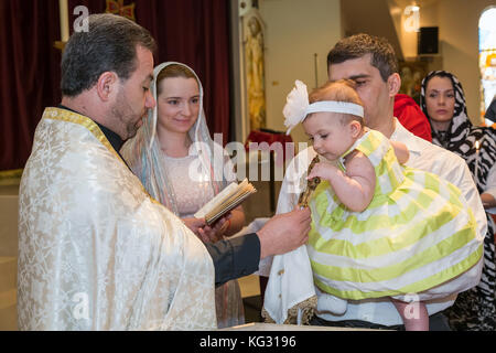 Christian baptisant une fille dans l'église arménienne Saint-Kevork à Houston, TX, USA Banque D'Images