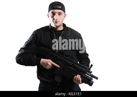 L'homme isolé sur un fond blanc avec un revolver qu'il se retourne et vise l'appareil photo Banque D'Images