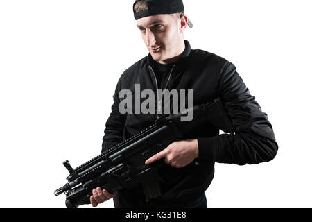 L'homme isolé sur un fond blanc avec un revolver qu'il se retourne et vise l'appareil photo Banque D'Images