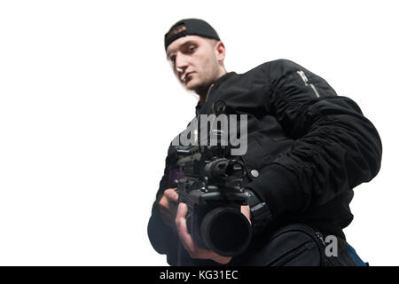 L'homme isolé sur un fond blanc avec un revolver qu'il se retourne et vise l'appareil photo Banque D'Images