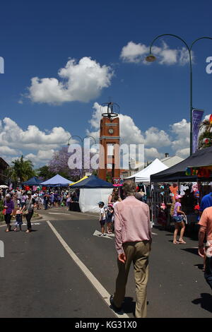 Les gens qui marchent le long d'une rue dans grafton , pendant le festival annuel de jacaranda. Banque D'Images