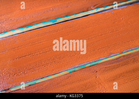 Les planches de bois bleu fraîchement peint en brun. Banque D'Images