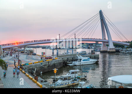 Amant pont de Tamsui, à NEW TAIPEI CITY, Taiwan au coucher du soleil Banque D'Images