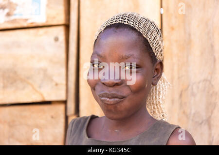 Une jeune femme en face d'une cabane en bois. Banque D'Images