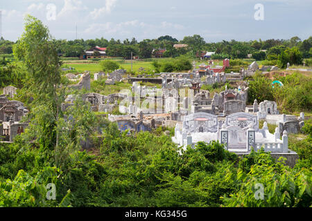 Vietnamese cimetière près de la pagode de Thien Mu à hue, Vietnam Banque D'Images