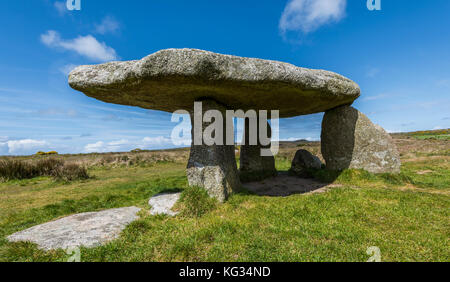 Dolmen lanyon quoit en près de morvah à Cornwall sur une journée d'été. Banque D'Images