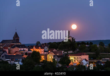 La statue du pape Urbain 2 dans le village de champagne de chatillon-sur-marne dans le quartier de champagne en france l'augmentation de la lune. Banque D'Images