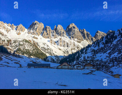 Magnifique alpage dans les Alpes du Tyrol dans les moments avant le coucher du soleil dans le evning Banque D'Images