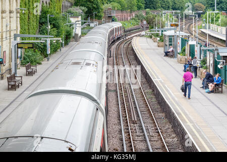 Londres, Royaume-Uni - Octobre 23, 2017 - La station de métro West Brompton plates-formes, avec la plate-forme de départ en direction sud Banque D'Images