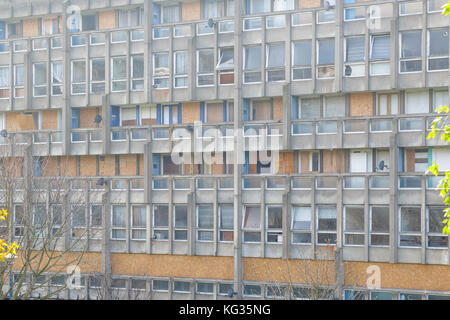 Conseil logement délabré télévision bloc, Robin Hood gardens, dans l'Est de Londres Banque D'Images