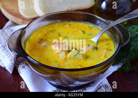 Soupe au fromage au poulet fumé, pomme de terre et la crème. Banque D'Images