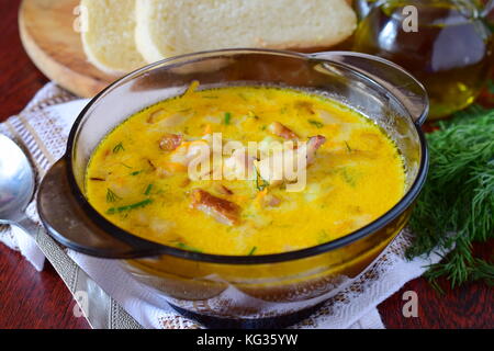 Soupe au fromage au poulet fumé, pomme de terre et la crème. Banque D'Images