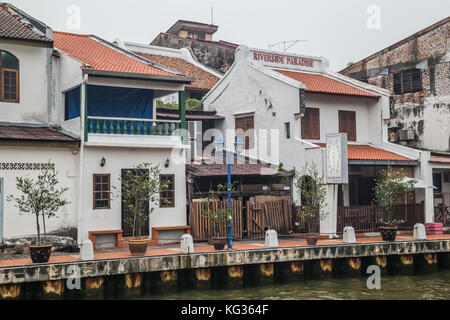 Promenade au bord de la rivière avec des maisons historiques le long de Sungai Melaka, Malacca, Malaisie Banque D'Images