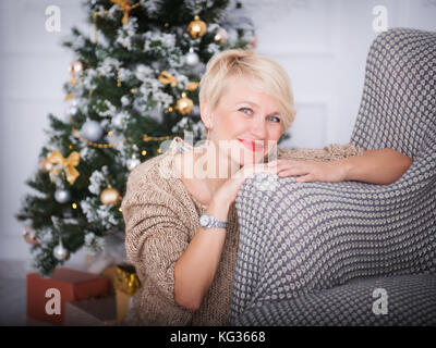 Belle jeune femme dans la nouvelle année décorations Banque D'Images