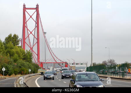 Ponte 25 de Abril, Lisbonne Pont suspendu enjambant le fleuve Tage, Portugal Banque D'Images