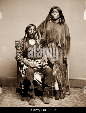 Titre : Lone Wolf et sa femme etla, information sur les droits des Indiens kiowa : pas de restrictions connues sur la publication. moyenne : 1 négatif : le verre, le procédé au collodion humide. créé/publication : [entre 1855 et 1865] Banque D'Images