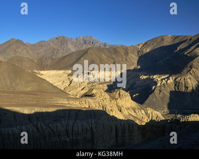 Vallée de montagne avec des dépôts de rock formations était d'un jaune vif dans la vallée de Leh, Ladakh, Inde du nord. Banque D'Images