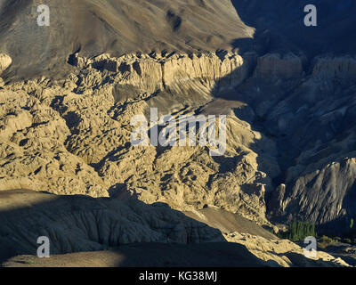 D'immenses falaises jaune d'étrange forme, piliers de pierre, altération résultats dans la vallée de Leh, Ladakh, Inde du nord. Banque D'Images